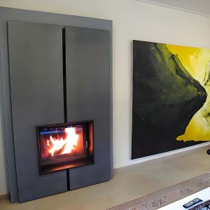 Τοποθετημένο ενεργειακό τζάκι Kratki Amelia PF 21kW σε μοντέρνο σαλόνι