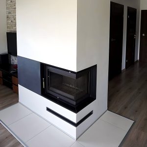 Τοποθετημένο ενεργειακό τζάκι Kratki Maja P BS 8kW σε μοντέρνο σαλόνι