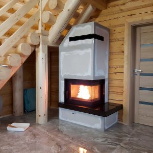 Τοποθετημένο ενεργειακό τζάκι Kratki Maja P BS Deco 8kW σε μοντέρνο σαλόνι