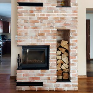 Τοποθετημένο ενεργειακό τζάκι Kratki Simple Μ S L BS 8kW σε μοντέρνο σαλόνι