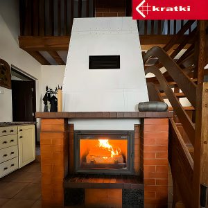 Τοποθετημένο ενεργειακό τζάκι Kratki Zuzia 700 15kW σε μοντέρνο σαλόνι