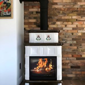 Μοντέρνο σαλόνι με ενεργειακό ίσιο τζάκι Kratki Zuzia Deco 15kW