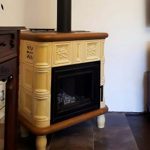 Διακόσμηση σαλονιού με μοντέρνο τζάκι Kratki Zuzia Deco 15kW ίσιο