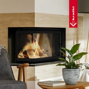 Τοποθετημένο ενεργειακό τζάκι Kratki Zuzia L BS 15kW σε μοντέρνο σαλόνι