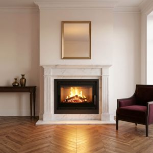 Ενεργειακή κασέτα Kratki Kaseta Arke 75 τοποθετημένη σε κλασικό μαρμάρινο τζάκι με ψαροκόκαλο παρκέ - Τζάκι Γιαννούδης.
