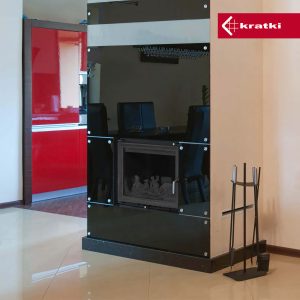 Kratki Antek PF εγκατεστημένο σε μοντέρνο χώρο με διακοσμητικό τζάκι