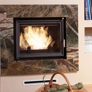 Ενεργειακό τζάκι ξύλου σε τοίχο με επένδυση μάρμαρο Kratki Antek PF