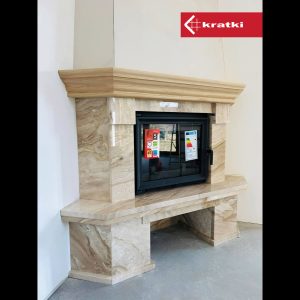 Μαντεμένιο τζάκι με επένδυση μάρμαρο Kratki Antek PF σε γωνιακή διαμόρφωση σαλονιού