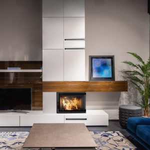 Διακόσμηση σαλονιού με ενεργειακό τζάκι ξύλου Kratki Lucy 12 Slim P BS 8 kW δεξί γωνιακό