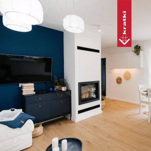 Διακόσμηση σαλονιού με ίσιο ενεργειακό τζάκι ξύλου Kratki Lucy 12 Slim