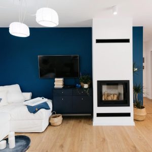 Μοντέρνο σαλόνι με ίσιο ενεργειακό τζάκι ξύλου Kratki Lucy 12 Slim 8 kW