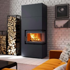 Τοποθετημένο ενεργειακό τζάκι Kratki Simple Box P S Black σε μοντέρνο σαλόνι