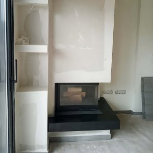 Τοποθετημένο ενεργειακό τζάκι Kratki Zuzia P BS G 15kW σε μοντέρνο σαλόνι