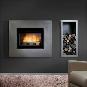 Τοποθετημένο ενεργειακό τζάκι Chazelles HP 700 10kW σε μοντέρνο σαλόνι