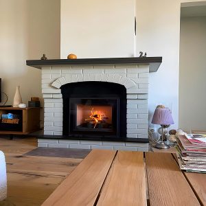 Ενεργειακό τζάκι Chazelles HP 700 10kW στη διακόσμηση σαλονιού