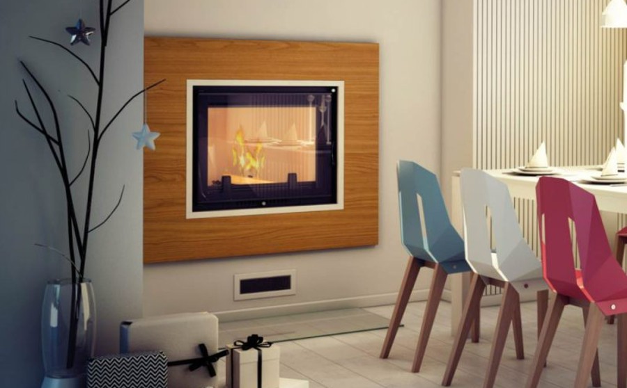 Ενεργειακό τζάκι καλοριφέρ με ξύλινη κορνίζα ενσωματωμένο σε μοντέρνο καθιστικό, δίπλα σε τραπεζαρία με πολύχρωμες καρέκλες και εορταστική διακόσμηση.