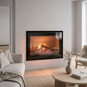 Ενεργειακή κασέτα ξύλου Solzaima Iaco Vitro Eco 80 σε φωτεινό σκανδιναβικό σαλόνι.