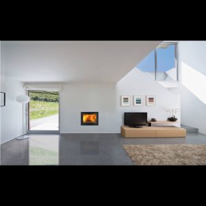 Εντοιχισμένο ενεργειακό τζάκι Solzaima Iaco Vitro Eco 80 σε minimal λευκό σαλόνι με βιομηχανικό δάπεδο και μεγάλη τζαμαρία.