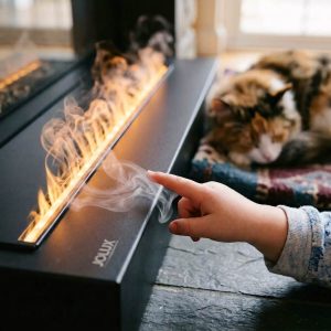 Παιδικό χέρι που αγγίζει με ασφάλεια τη φλόγα ψυχρού ατμού στο Jolux ADL 80, ιδανικό τζάκι για παιδιά και κατοικίδια - Τζάκι Γιαννούδης Θεσσαλονίκη